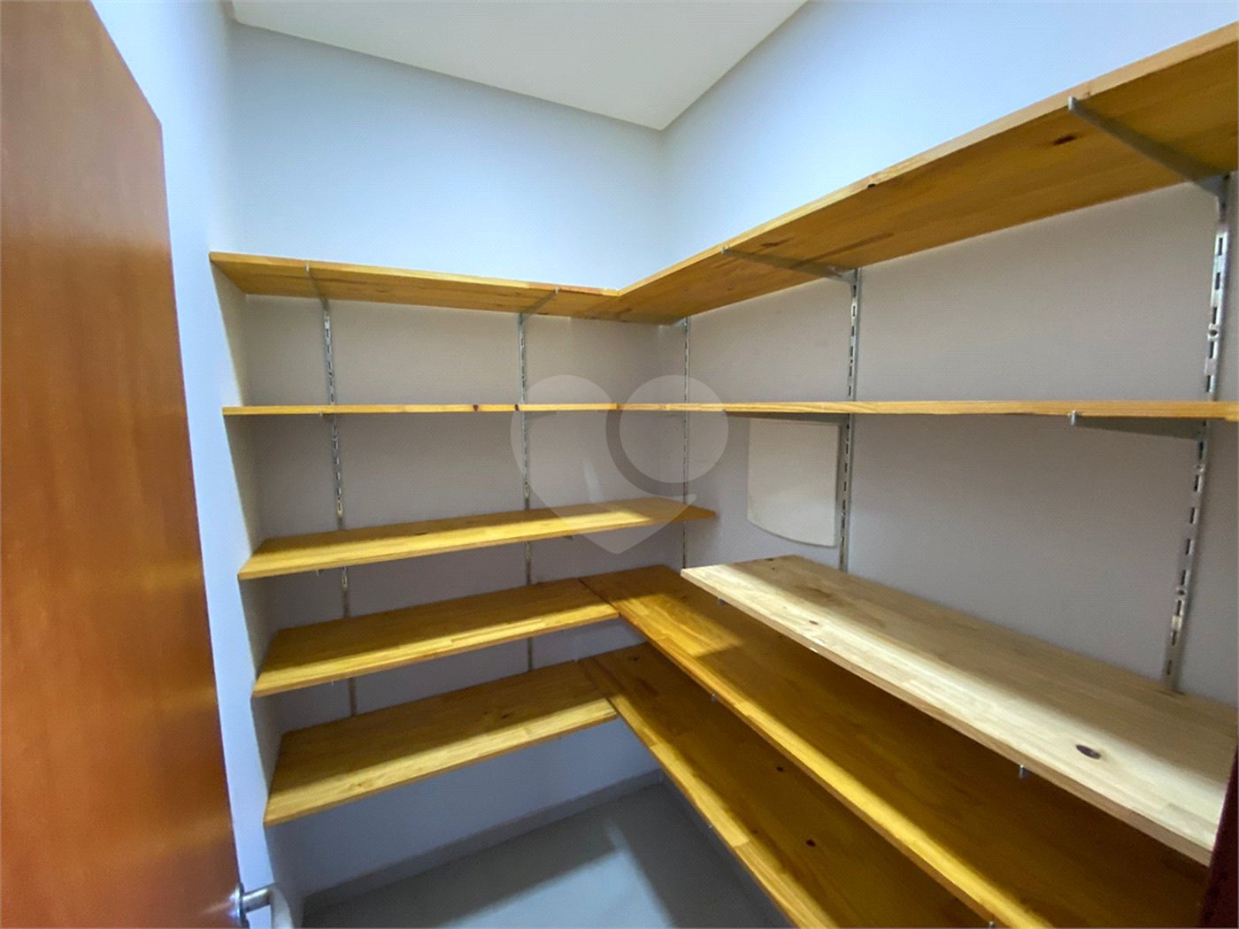 Casa com alto padrão de acabamento para venda no Condomínio Montreal.