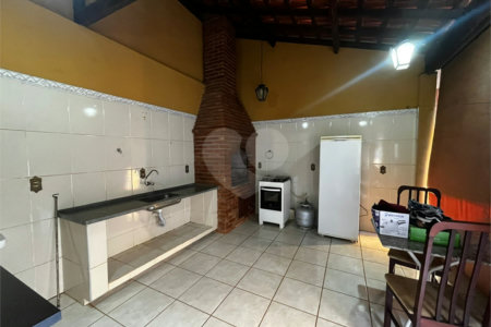 Casa à Venda na Rua Principal do Parque Fehr com Aquecedor Solar