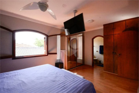 Casa com 4 Dormitórios sendo 1 suíte, com 3 Vagas