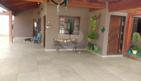 Casa à venda com 3 quartos, sendo 1 suíte,  no Centro, Piracaia, SP