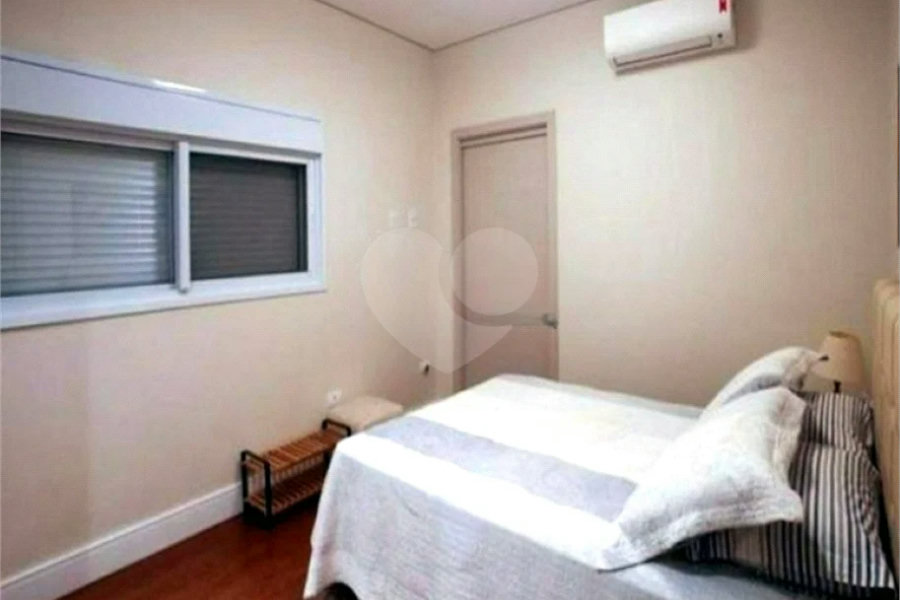 Casa de Alto Padrão em Condomínio com 4 suítes.