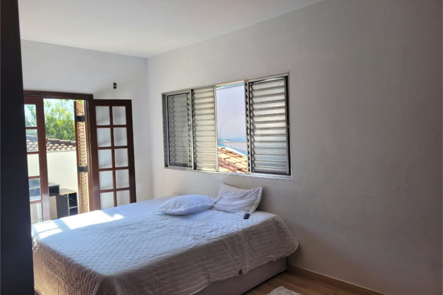 Sobrado com 14 metros de frente , na Região do Jardim Guapira , próximo ao Clube Guapira com 5 dormitórios, sendo 3 suíte com armários embutidos ,banheiro social, Sala para 2 ambientes, escritório com banheiro .cozinha ampla com armários, área de serviço ,dispensa, quintal com banheiro externo c
