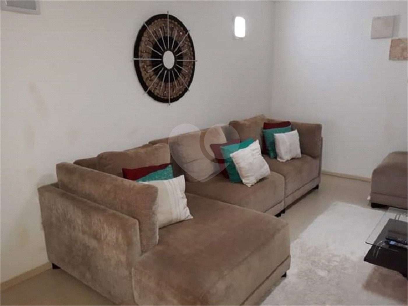 Casa Térrea com dormitórios, sendo 2 suítes.