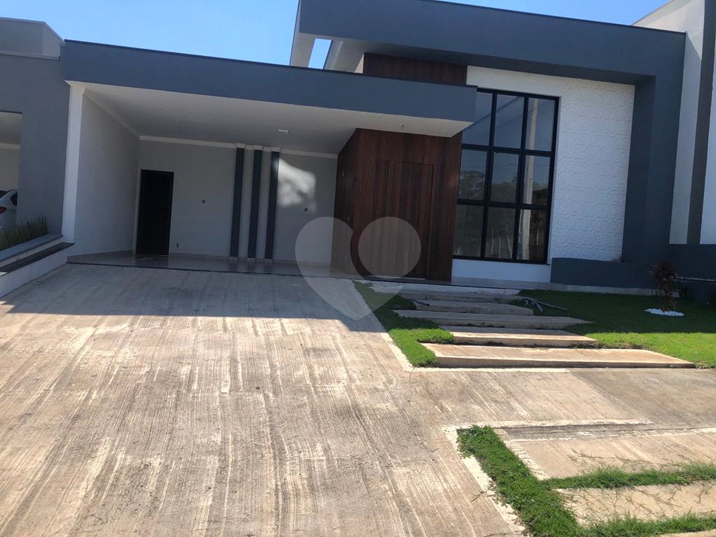 Indaiatuba - Condominio Jardins di Roma - Venda -Locação 0 R$ 10.000,00 mais encargos - condominio - R$ 650,00 - IPTU - R$ 230,00 - Terreno 300ms - construido 170 metros quadrados - Terrea - 3 quartos, uma suíte e uma demi suite , 4 banheiros , piscina - Preparado para água quente até a piscina!!