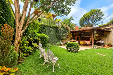 Sobrado com cinco quartos sendo 3 suites 4 vagas| R$ 3.300.000 no Alto da Boa Vista - São Paulo