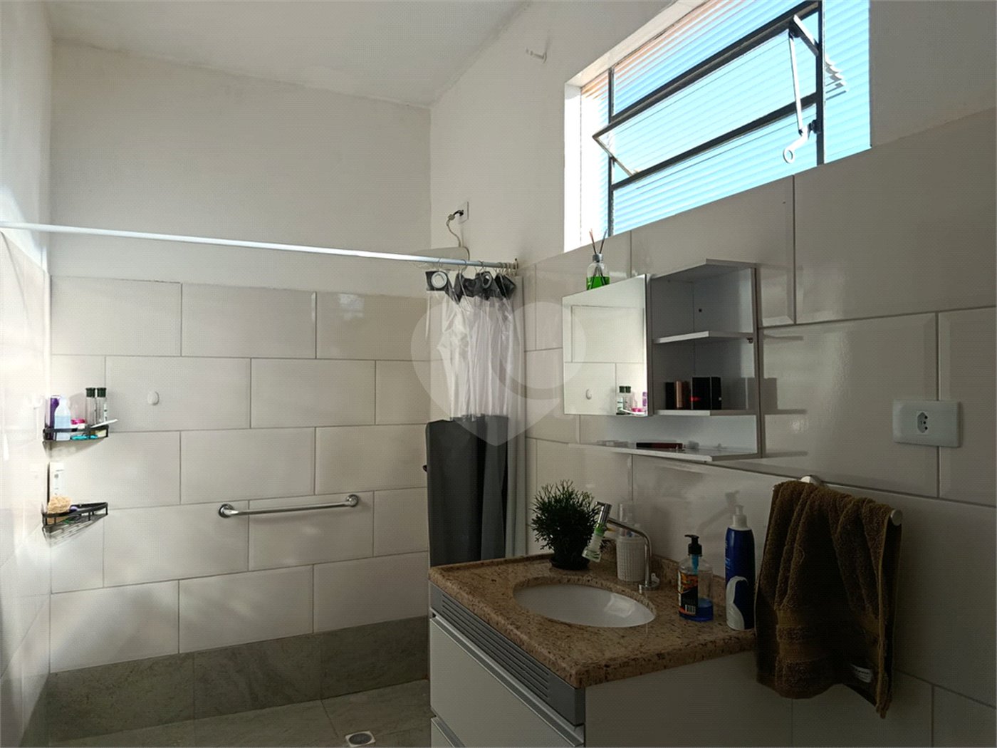 Casa térrea e espaçosa no centro da cidade por apenas R$370.000,00!!! Vamos agendar uma visita?