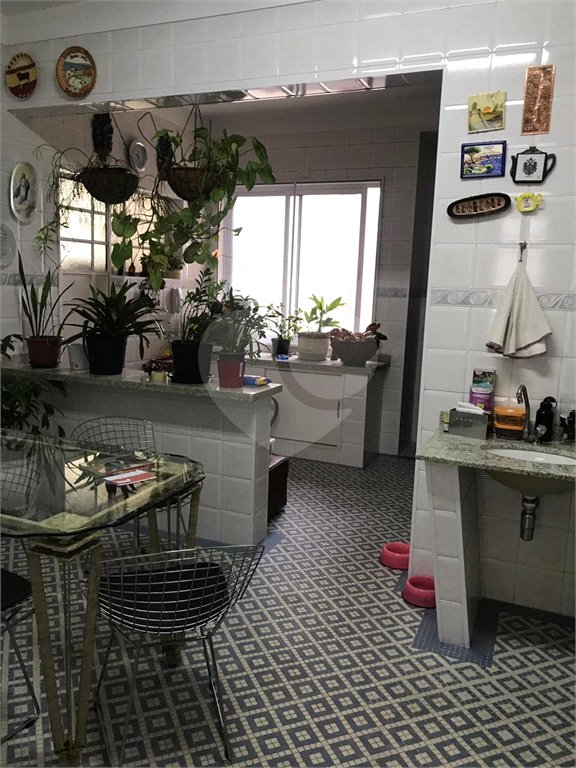 Apartamento de 345m2, 1 por andar.4 dormitórios (sendo 1 suite e 1 closet).