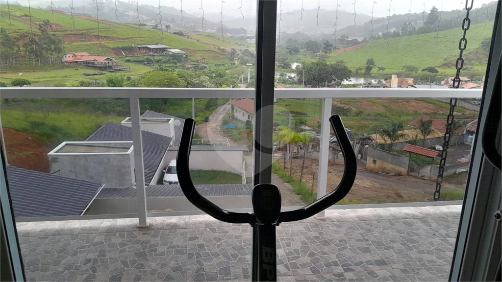Chácara em Área Rural de Piracaia, com casa principal + 4 kitnets alugadas, excelente localização