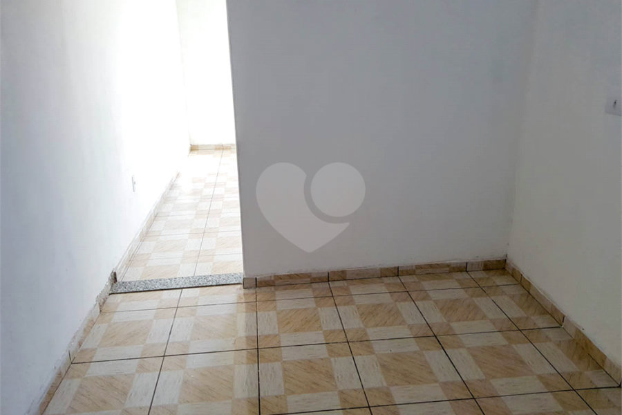 Sobrado para moradia de família grande ou para investidor.
