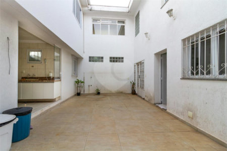 Casa Sobrado à venda com 342 m², 3 dormitórios, sendo 2 suítes, 4 vagas na Vila Mariana - São Paulo.