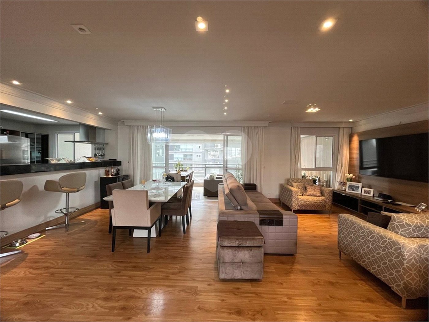 Apartamento á venda com 200m² - Bosque da Saúde