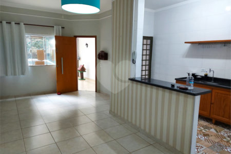 Casa Térrea com 2 dormitórios, sendo 1 suíte.