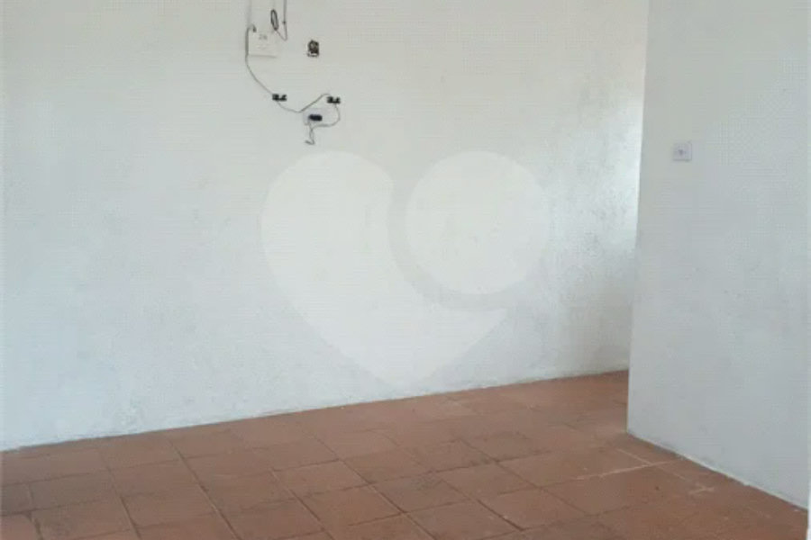 Terreno com Duas Casas – Oportunidade com Renda!