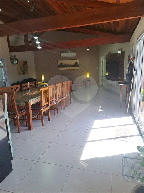 Casa Ampla com 5 Dormitórios, Piscina e Lazer Completo em Terreno de 1.260 m²