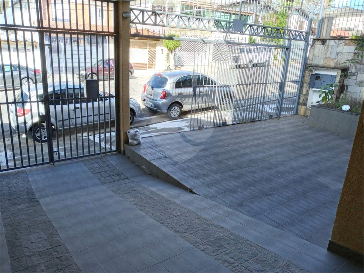 Casa com 4 dormitórios e 4 vagas.