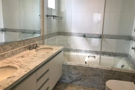 Apto 220 metros no Campo Belo. varanda, 5 vagas, 3 suítes. Visite
