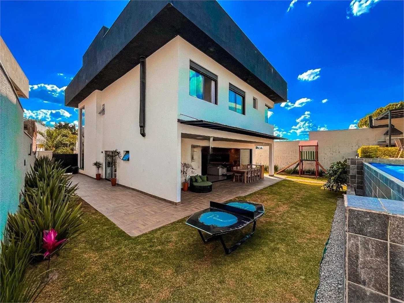 Casa à venda com 4 quartos, sendo 3 suítes, no condomínio Vintage, Cotia - SP