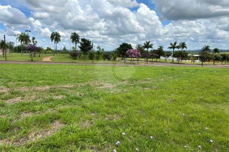 Terreno no condomínio Damha Golf em frente área de lazer com 1.404,40 m²