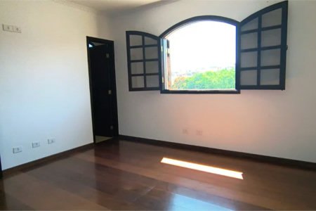 Casa à venda com 187m², 3 quartos, 2 suítes e 2 vagas de garagem próximo à USP