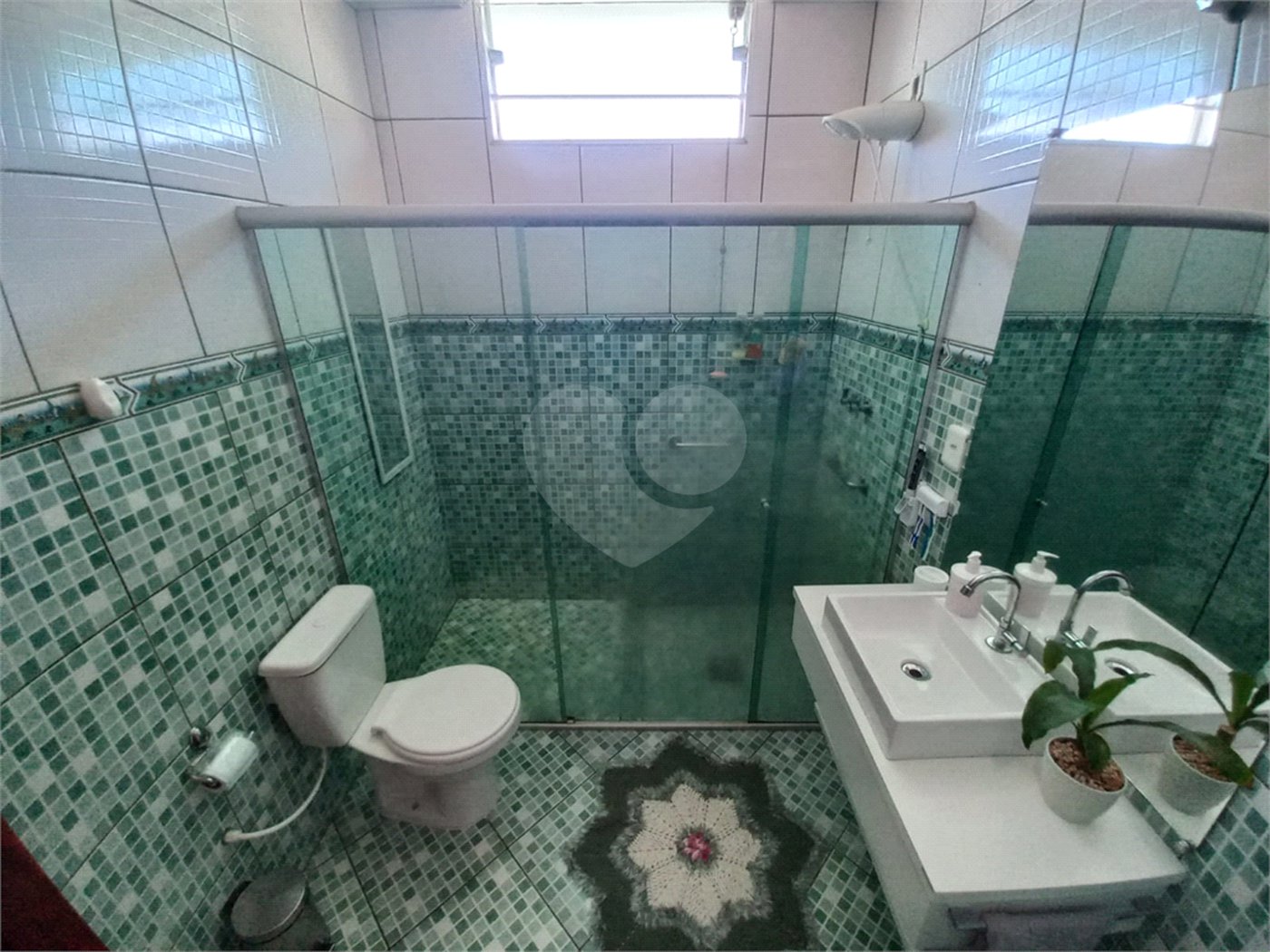 Casa Térrea com 3 dormitórios, sendo 1 suíte.