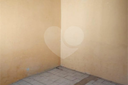 Casa térrea com 2 dormitórios, sendo 1 suíte.