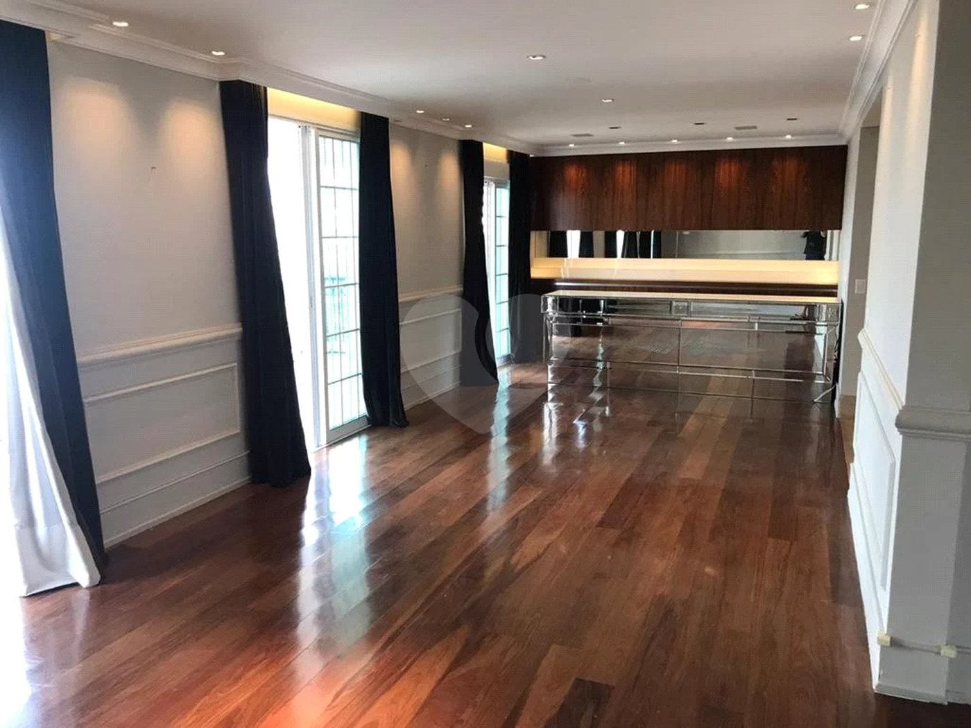 Apto 220 metros no Campo Belo. varanda, 5 vagas, 3 suítes. Visite