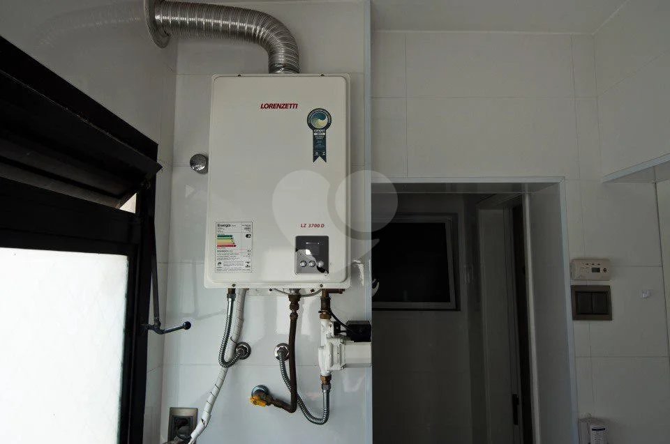 Linda cobertura Duplex om 3 dormitórios, sendo uma suíte com armários e ar condicionado e 2 vagas .