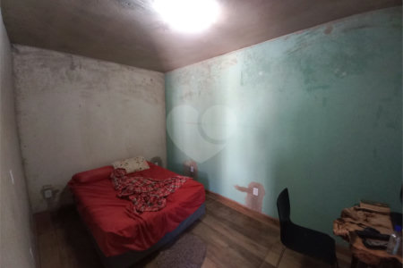 Casa térrea com 2 dormitórios.