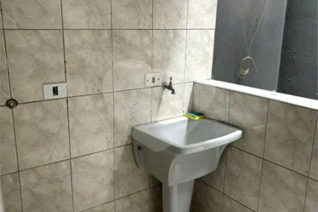 São Paulo - Capital - Bairro Santa Cruz - R4 495.000,00 - Aceita permuta por imóvel na cidade de Indaiatuba- Sp - Sobrado em rua residencial sem saída e com praça particular. O imóvel possui 2 quartos — 1 suíte com dois ambientes e acesso a hall externo. Sala ampla, cozinha com dois ambientes