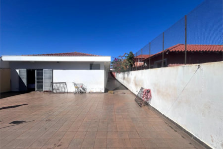 Casa espaçosa e confortável em um bairro tranquilo a venda.