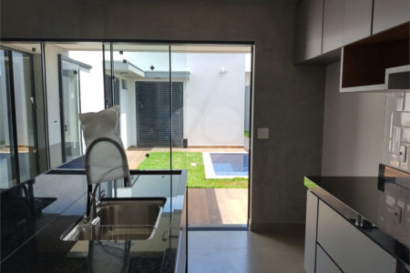 Casa no condomínio Parque Faber IV