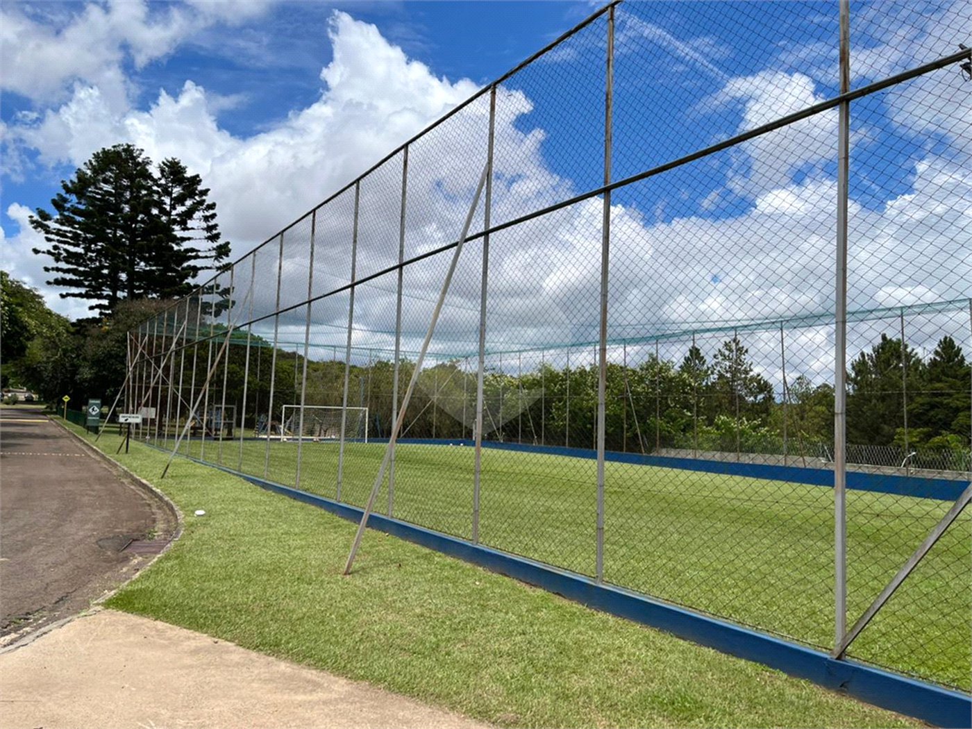 Terreno em condomínio fechado com 512 metros