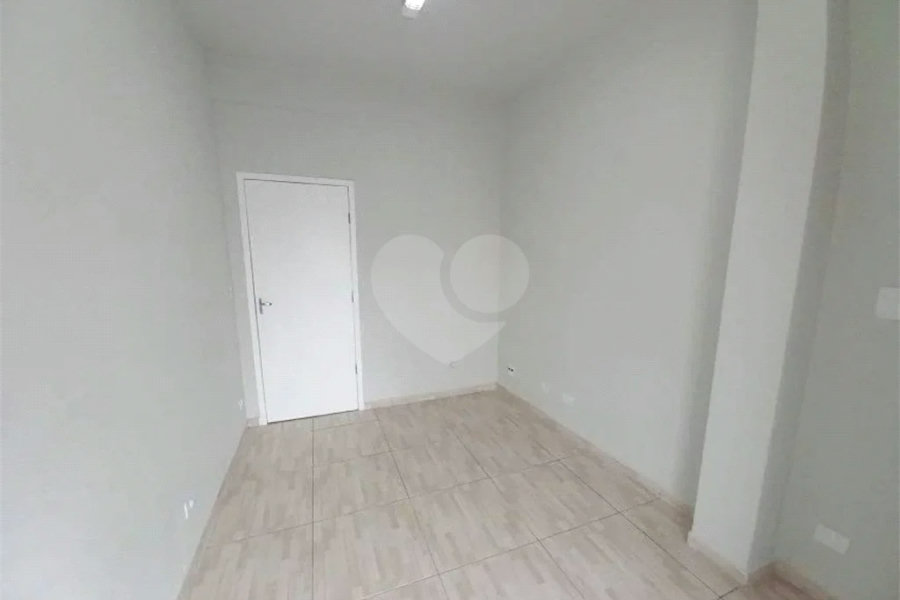 Ótima sala para escritório com 37 m², possui 2 ambientes.