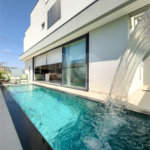 Indaiatuba - Condominio Villa Sapezal - 318 m² de Terreno - 230 m² de Área Construída - 3 suítes, sendo 1 Master com closet planejado - Sala de TV - Sala de estar integrada à Sala de jantar - Cozinha com móveis planejados - Despensa - Escritório planejado - Lavabo - Piscina com preparação para aquec