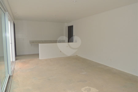 Casa à venda com 3 suítes no condomínio Jardim Flora, São Paulo - SP