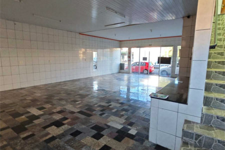 ?Oportunidade Única em São Carlos: Salão Comercial + Casa Independente nos Fundos – Ideal para Investidores!