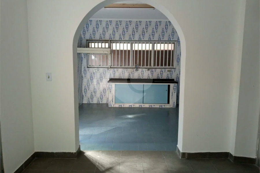 Casa com 4 dormitórios e 4 vagas.