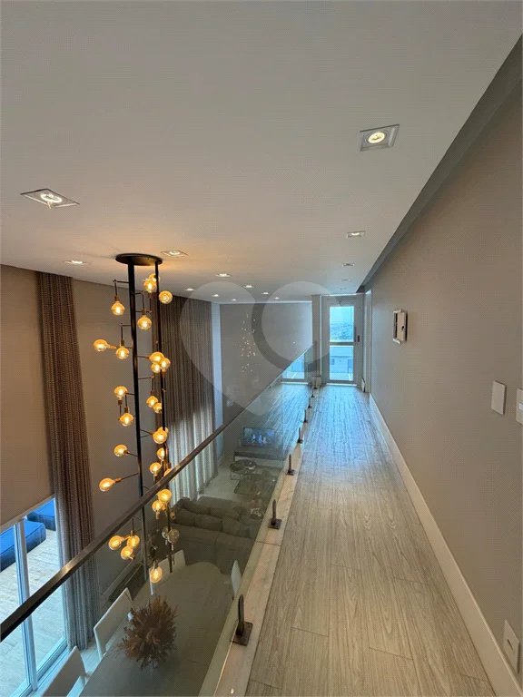 Casa de alto padrão em condomínio exclusivo com 4 suítes