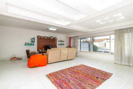 Casa Sobrado à venda com 342 m², 3 dormitórios, sendo 2 suítes, 4 vagas na Vila Mariana - São Paulo.