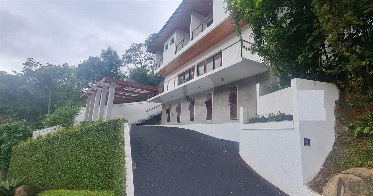 Casa à venda com 3 suítes no condomínio Alpes da Cantareira, Mairiporã - SP