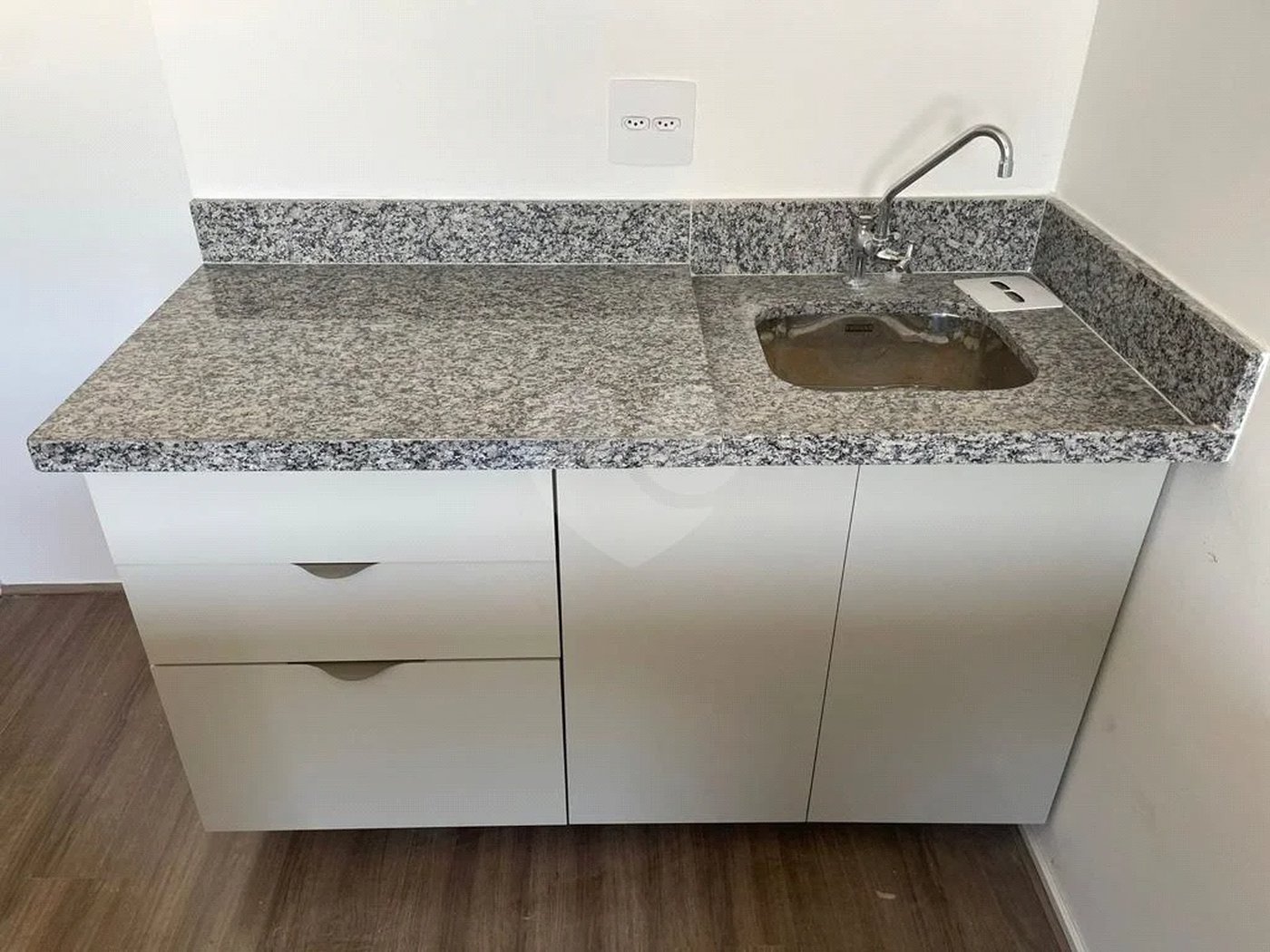 Apartamento mobiliado, novo, com 38m útil, ótima localização REF:903711