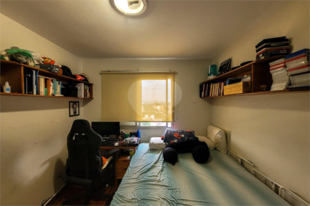 Apartamento de 143m² com 3 dormitórios e 2 vagas de garagem.