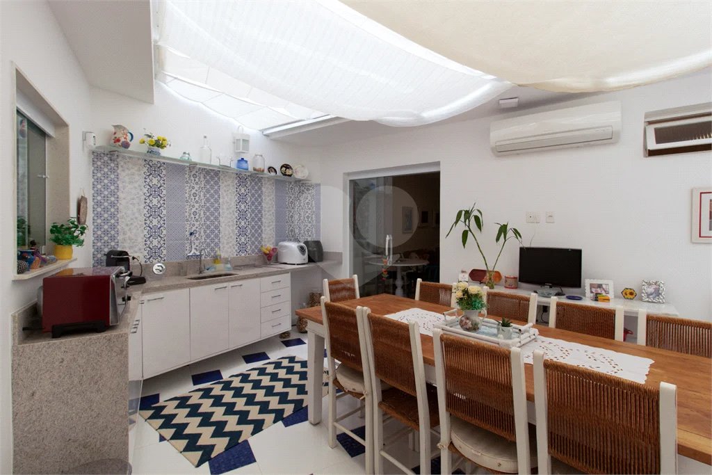 Casa Térrea a VENDA na Vila Bertioga com 3 suítes 3 vagas