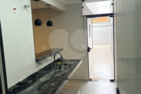 Casa no Conjunto Habitacional Dom Constantino á venda.