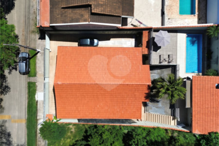 Casa térrea em Atibaia com 3 dormitórios (2 suítes), piscina, espaço gourmet, condomínio fechado