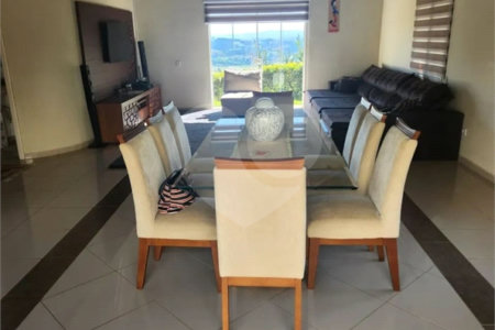 CASA EM CONDOMÍNIO FECHADO COM 220M² Área Construída e 1500m² de Area Total com 4 Suítes. Cond Village de Atibaia - Atibaia -Sp