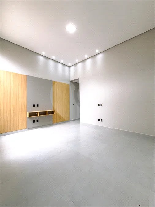 Indaiatuba - Jardim Bom sucesso - Área total: 150m² - Área construída: 115m² - 3 dormitórios sendo 1 suíte com armário planejado;Sala para dois ambientes; Banheiros com box gabinetes e espelhos; Área gourmet com churrasqueira a carvão e móveis planejados; Lavanderia coberta; Ar condicionado na sala
