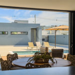 Indaiatuba - Quintas da Terracota - 1252 m² de terreno - casa térrea com 514 m² de área construída -3 vagas de garagem cobertas e 3 descobertas Lavabo - Sala de estar e jantar amplas e integradas - Escritório privativo - Cozinha toda equipada com geladeira, forno, micro-ondas, lava-louças,