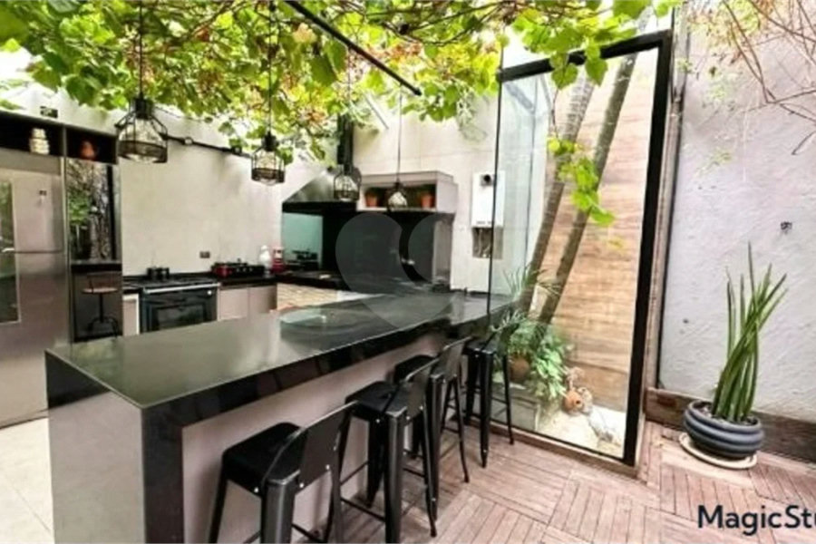 Casa com 400m², 4 dormitórios, sendo 3 suítes, 5 vagas de garagem, à venda na Vila Prudente.
