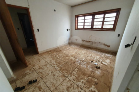 Casa térrea com 5 dormitórios, sendo 2 suítes.